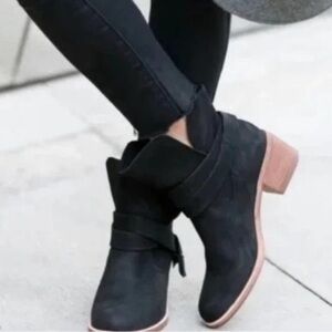 Ugg Women’s Elora Ankle Boot Black Women’s 8
